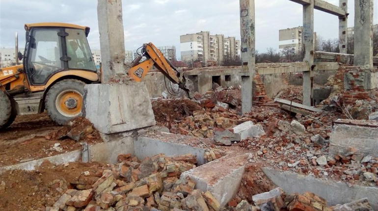 Після акції активістів у Теплодарі почали розбирати аварійну недобудову - шкільний басейн 