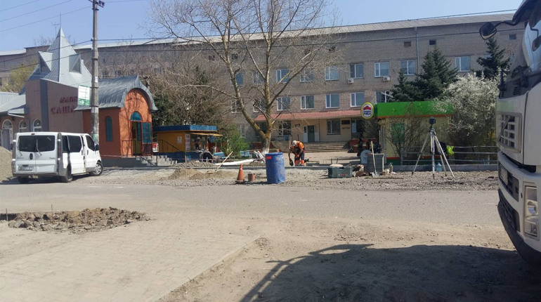 Поряд з центральною лікарнею у Біляївці почалася масштабна реконструкція дорожньої інфраструктури 