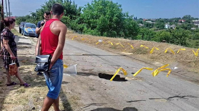 У Холодній Балці Біляївського району дитина з велосипедом провалилася під асфальт 