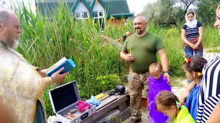 Житель прифронтового села запропонував бійцю 30 ОМБр стати хрещеним батьком його дітей