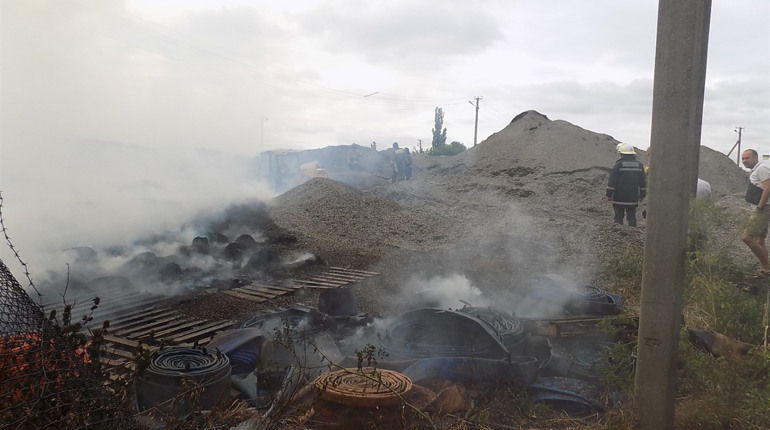 Третій день поспіль біляївські пожежники ліквідовують займання на заводі в селі Великий Дальник
