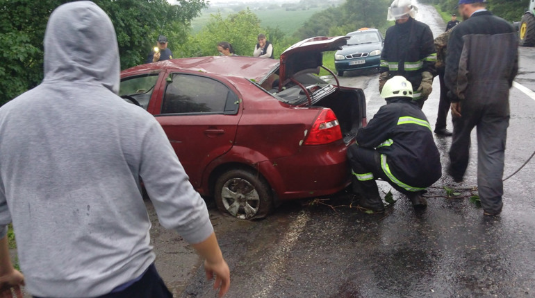 Через негоду автомобіль з’їхав у кювет