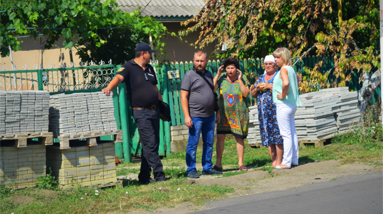 Інспекція продовжує розчищати прибудинкові території: деякий пісок сусіди взяли "на поруки" (відео)