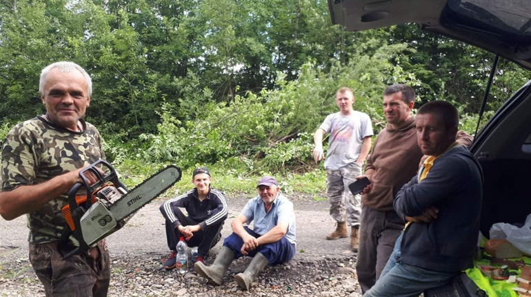 Мешканці сіл самостійно розпочали ремонт дороги вздовж траси Калуш-Осмолода