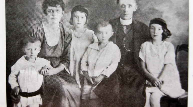 Калуська журналістка видала книгу про церкву у Петранці. У ній є цікавинки й про священиків Калущини