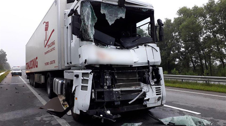 Біля Броників фура в'їхала в автомобіль, є жертви