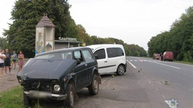 Біля Старокостянтинова "Нива" зіштовхнулася з "Renault Kangoo": постраждали мати з двома дітьми