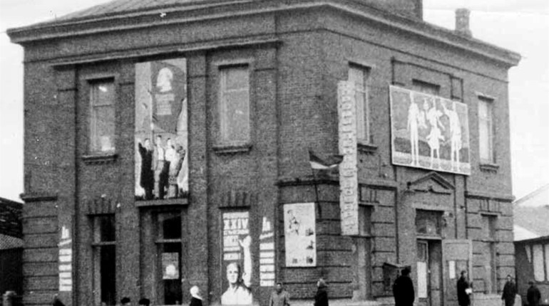 Як за 47 років змінився будинок, в якому зараз знаходиться «Нєпосєда»