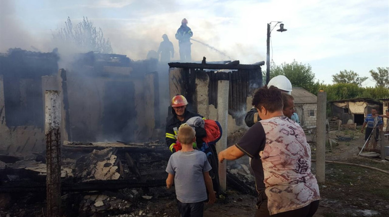 В Містках горів будинок. Мати з шістьма дітьми залишилися без даху над головою