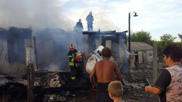 Після пожежі шестеро дітей з Містків залишилися на зиму без одягу та взуття (доповнено)