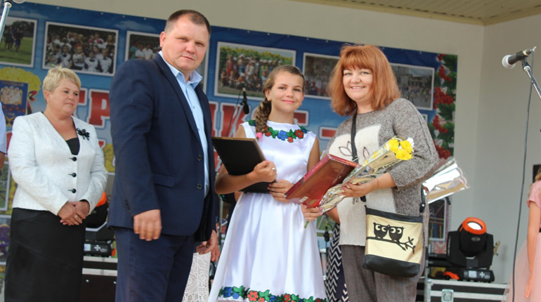 Нагородили переможців конкурсу "Найактивніші люди Троїцької громади" 