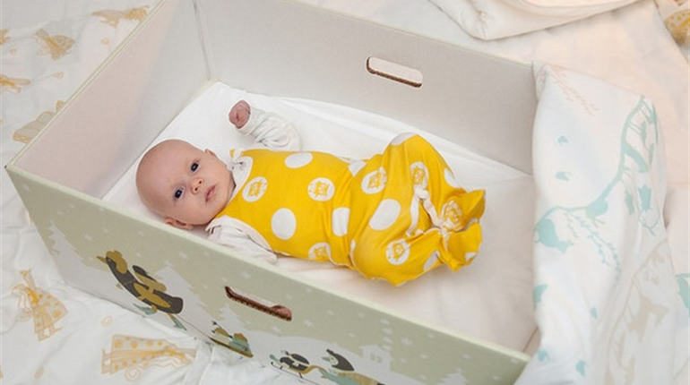 Замість baby-боксів поки що тільки заяви: на скільки відтермінували видачу подарунків для малюків 