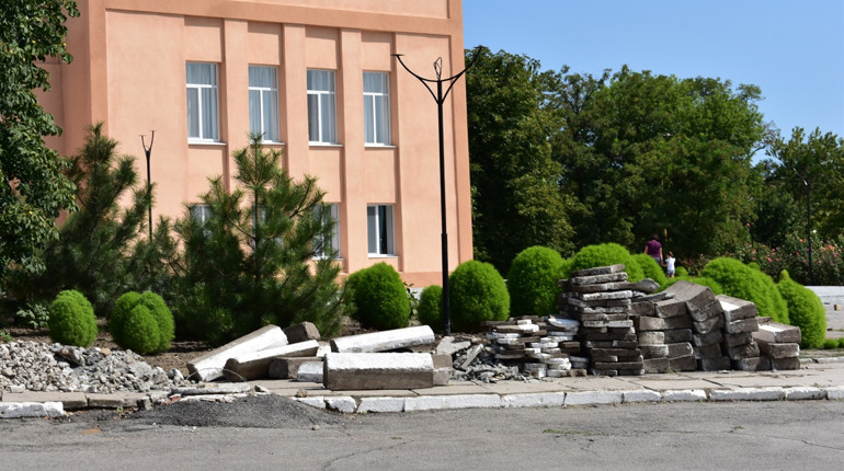 У Нижніх Сірогозах реконструювали площу перед Будинком культури: що змінилось (ФОТО)