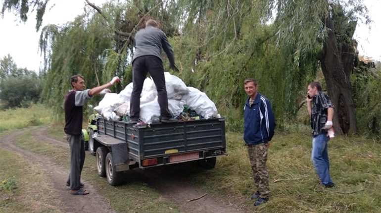 Активісти зібрали на берегах балки Великі Сірогози більше 60 мішків сміття (ФОТО) 