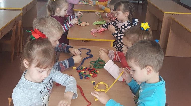 Іграшки зі шнурівки зробили в троїцькому дитсадку