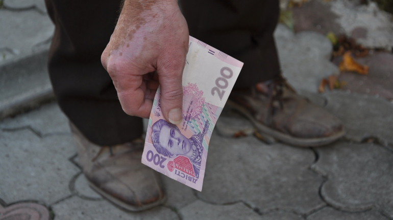 Що зробите, якщо знайдете 200 гривень? Опитування чортківчан