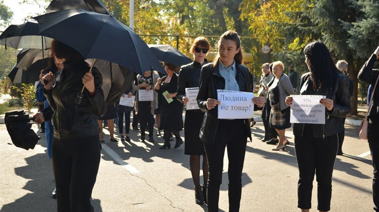 Хода за свободу: в чорному одязі та з парасольками у Біляївці протестували проти торгівлі людьми