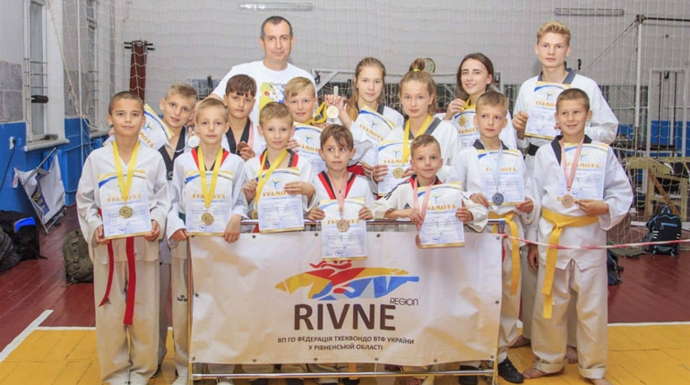14 медалей:  тхеквондисти Новоград-Волинщини стали чемпіонами Рівненської області
