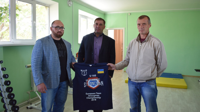 Валерій Газаєв подарував сірогозькій спортшколі майку, в якій він переміг у чемпіонаті Європи