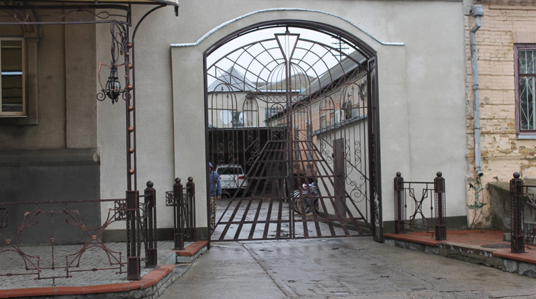Було/Стало: арка біля магазину «Гуляйпілля»