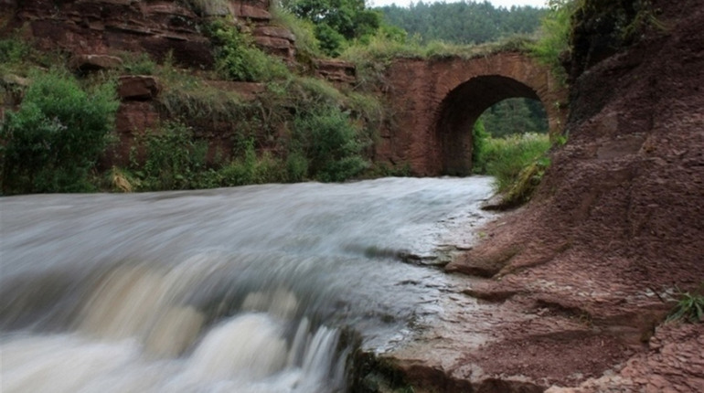 Лише за 35 км від Чорткова знаходиться найкрасивіший рівнинний водоспад України 
