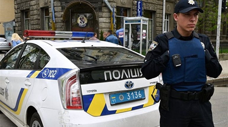Поблизу Маяк патрульні зупинили чоловіка за порушення правил, а знайшли зброю та наркотики