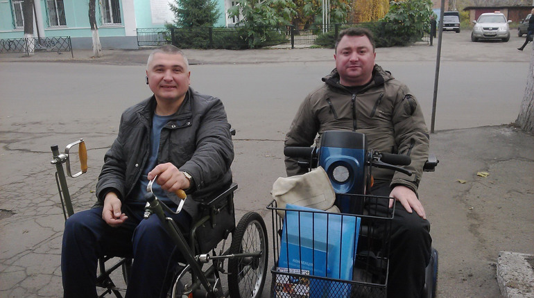 Проїхати там, де пройти важко: як живуть люди на інвалідних візках у Конотопі