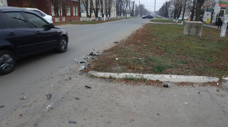 В центрі Сватового зіткнулися два ВАЗи. Постраждала жінка