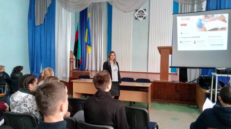В одной из школ Торецка провели ярмарку профессий 