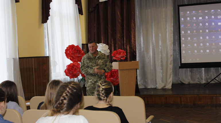 Військові розповіли троїцьким школярам, як стати офіцерами