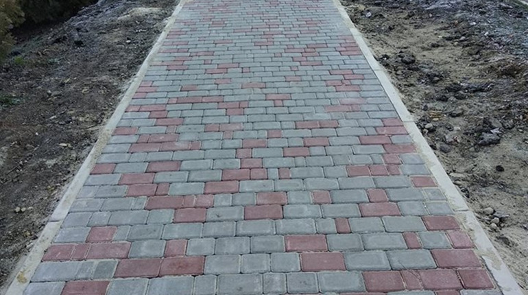 У центрі Троїцького повністю відбудували тротуар