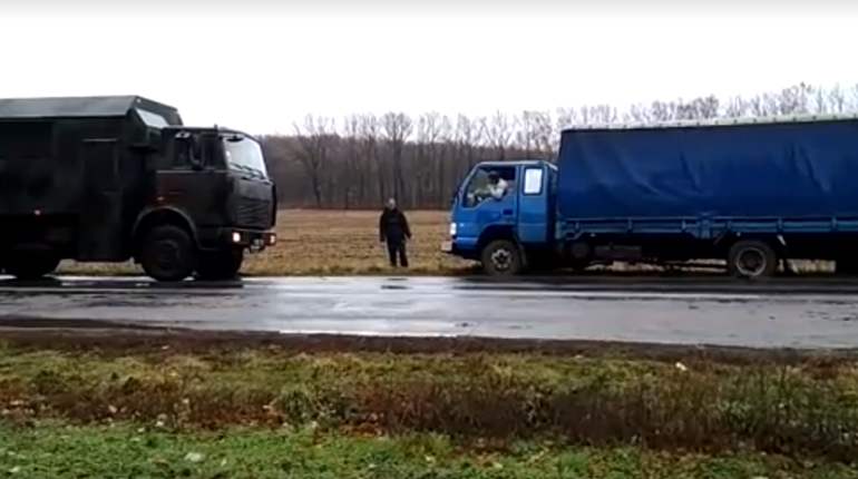Гвардійці допомогли витягнути авто поблизу Волновахи: відео