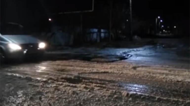 У Волновасі стався порив водогону. Водою залило перехрестя і утворилася ковзанка: відео