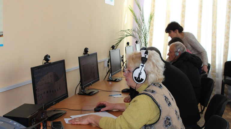 У Троїцькій центральній бібліотеці всіх бажаючих вчили користуватися інтернетом