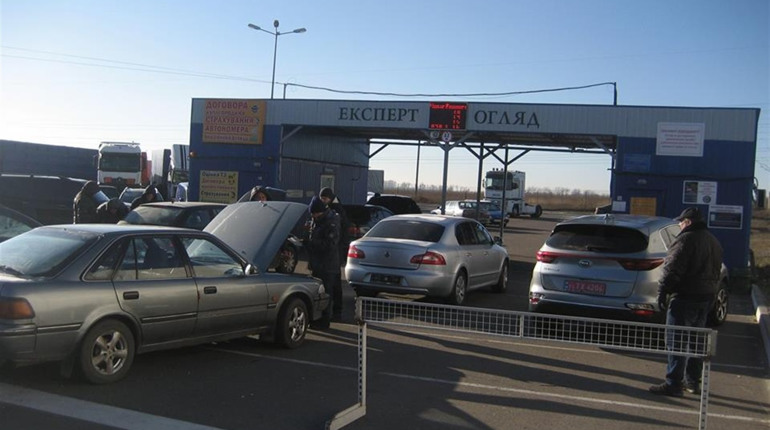 На Рівненщині сервісні центри МВС почали реєструвати авто на єврономерах. Що вимагають від власника