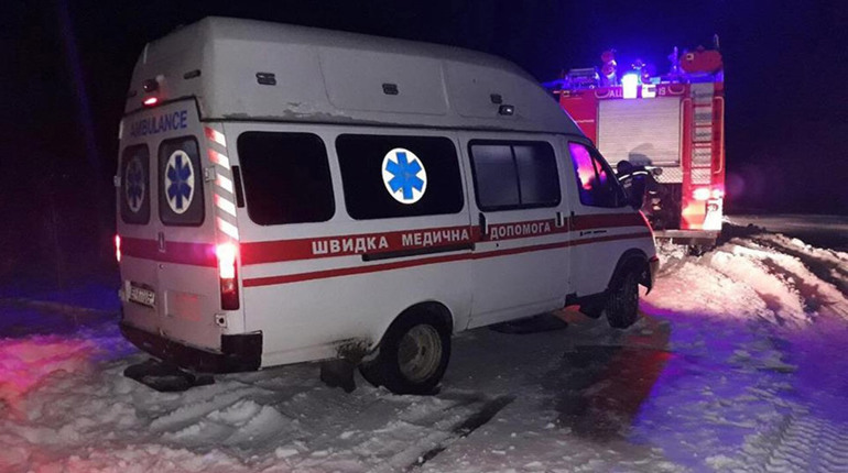 На дорозі біля села Стецьки у сніговий замет потрапила швидка допомога