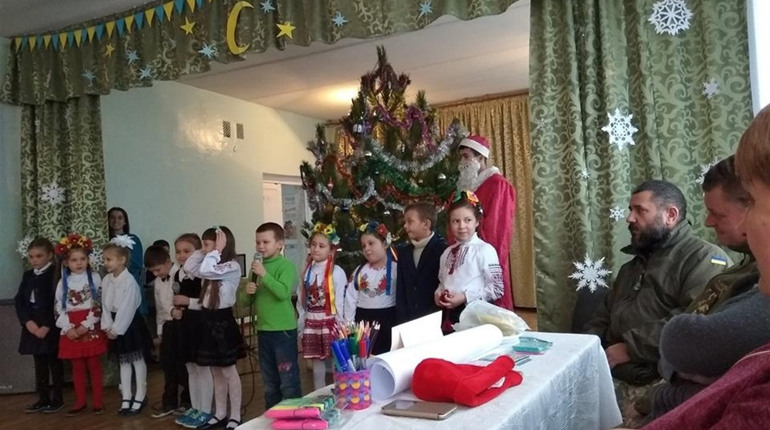 Військові передали подарунки дітям в прифронтовому селі Волноваського району 