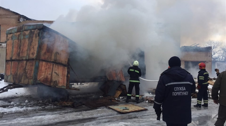 Біля хлібозаводу загорівся сарай
