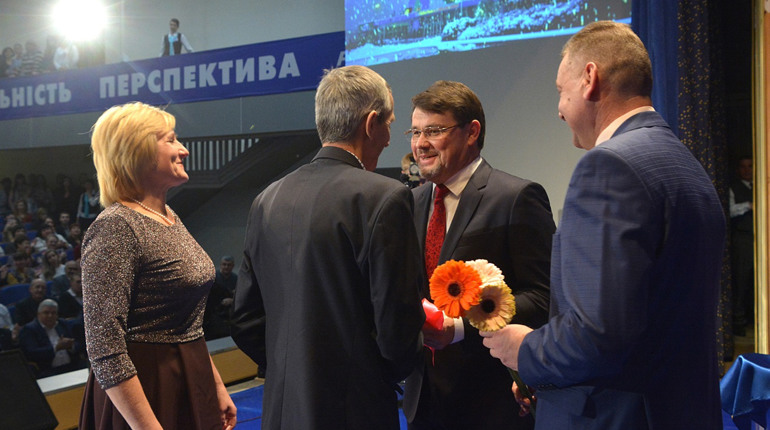 Токарю Рівненської АЕС вручили ключі від житла в гуртожитку. Він чекав на це 23 роки