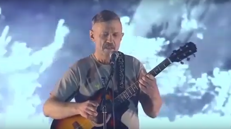 Волонтер заспівав пісню про Волноваху на фестивалі у Києві: відео