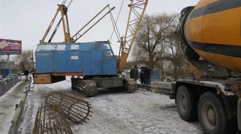 У Старокостянтинові продовжують ремонтувати  міст
