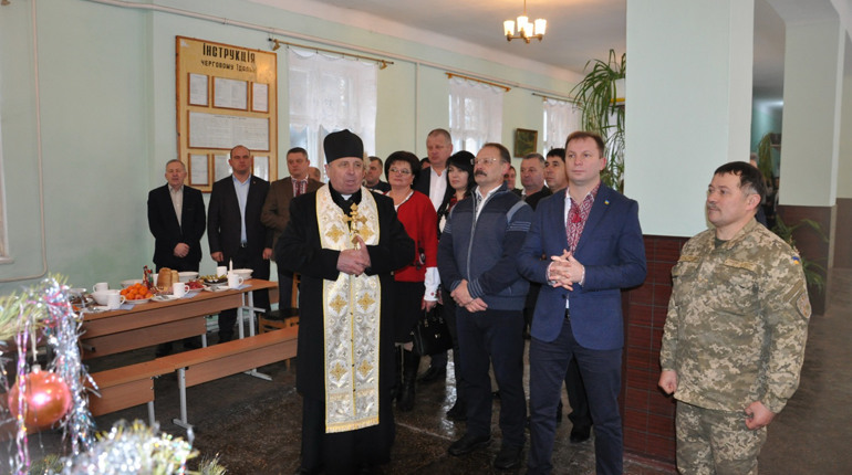 Як у Чорткові представники влади солдатам колядували  