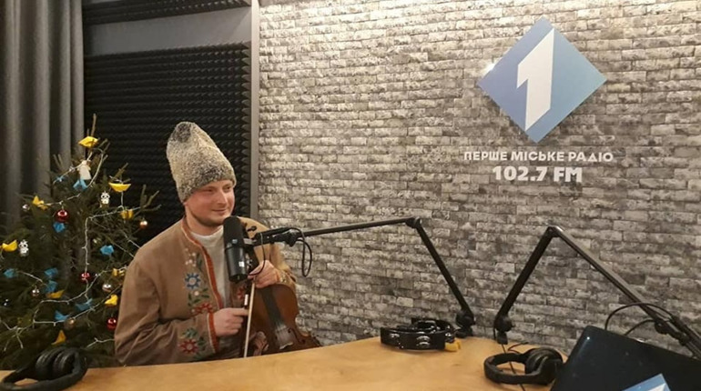 Чортківчанин під акомпанемент скрипки заколядував в одеському McDonald's (ВІДЕО)
