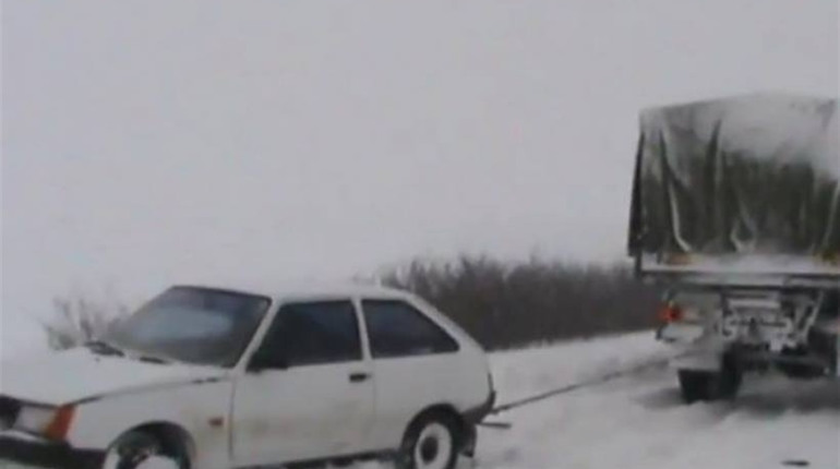На Менщині в снігу застрягли пасажирський автобус та поштова автівка