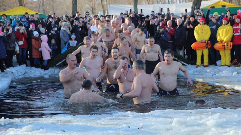На Водохреще міський голова Чорткова разом із Віталієм Кличком пірнав у Дніпро (ВІДЕО)