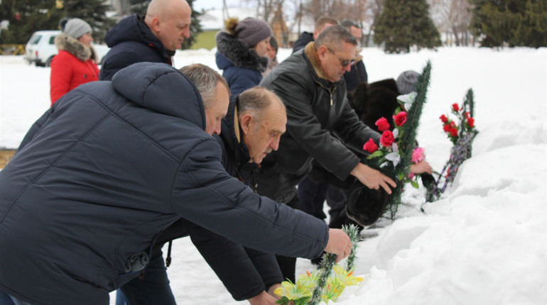 В День визволення Троїцького від загарбників в Другу світову троїчани поклали квіти до Меморіалу 