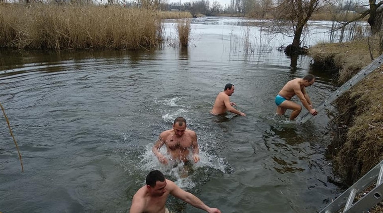 Першопокровчани відзначили Водохреща купанням у крижаній воді