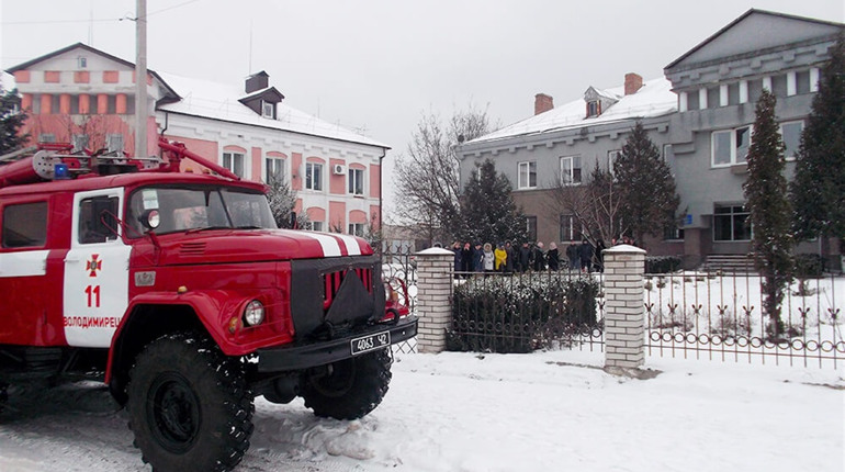 Володимирецькі рятувальники провели навчання у будівлі податкової інспекції