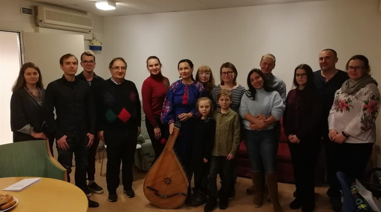 Бандуристка з Вараша Алла Лішун виступає у Швеції для української діаспори і дає уроки музики