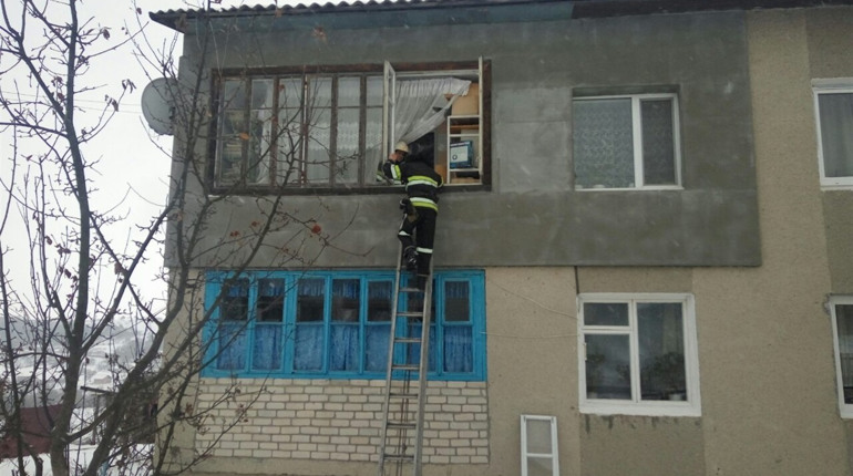 Дворічний хлопчик та немовля опинилися зачиненими самі у квартирі. Їх визволяли пожежники